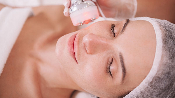 Лазерная биоревитализация (безинъекционная): плюсы, показания, как проходит процедура, уход до и после